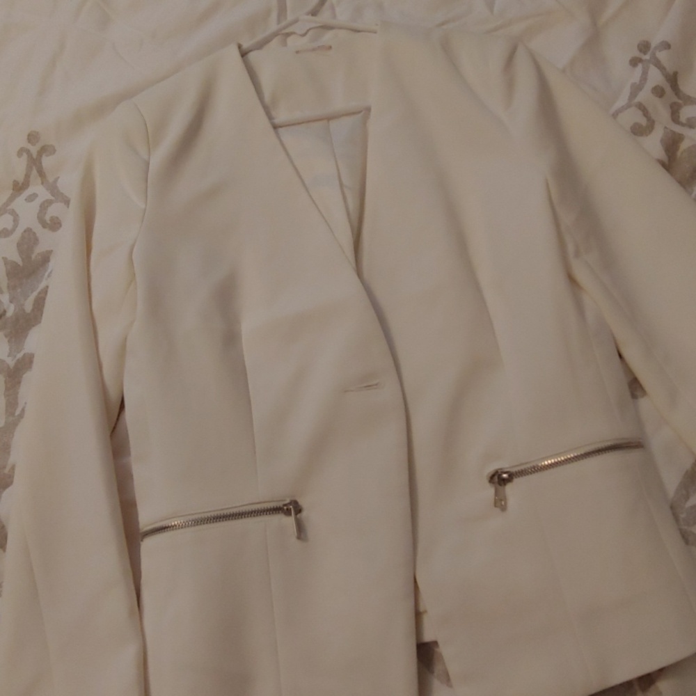 Elegant Ivory Blazer - Picture 6 of 6